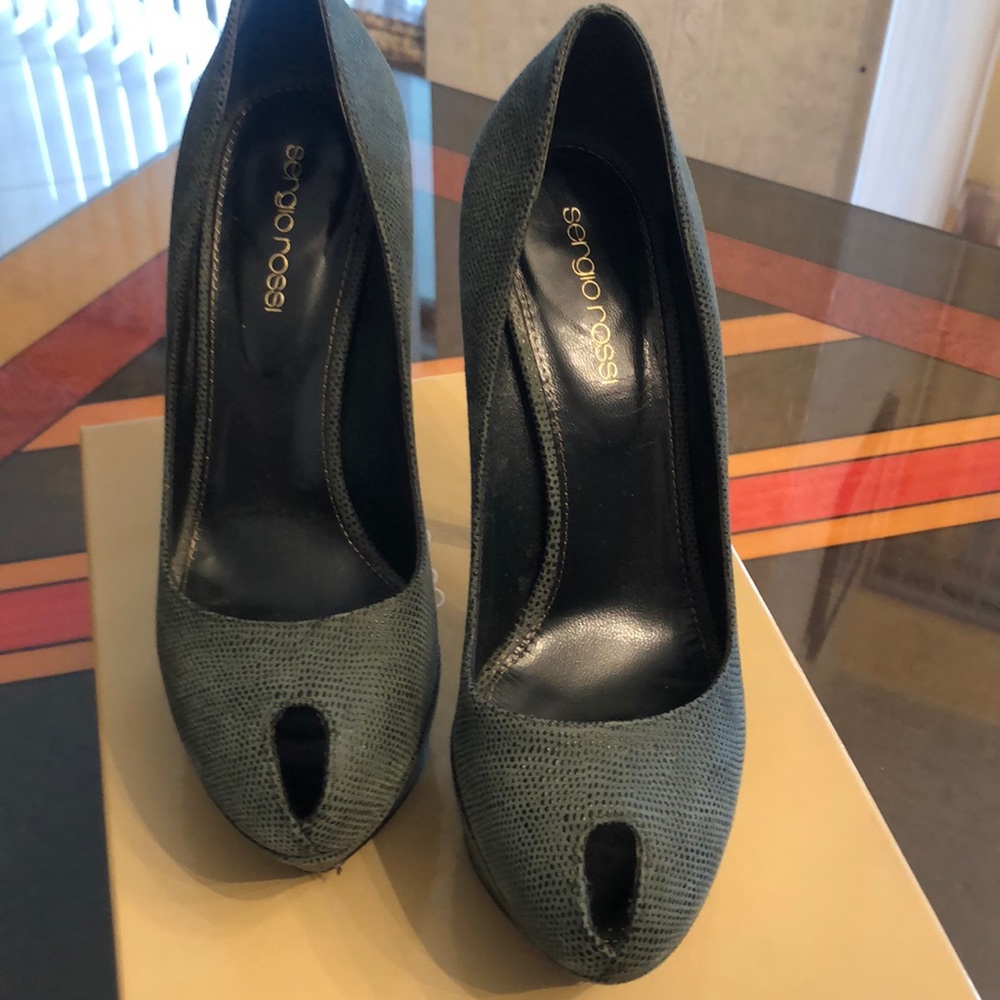 Beautiful open pick toe pumps. Amazing texture